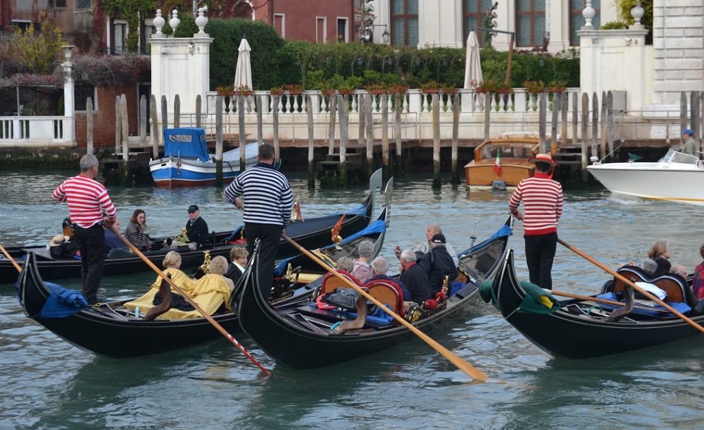 Gondolieri auf dem Canal Grande Venedig