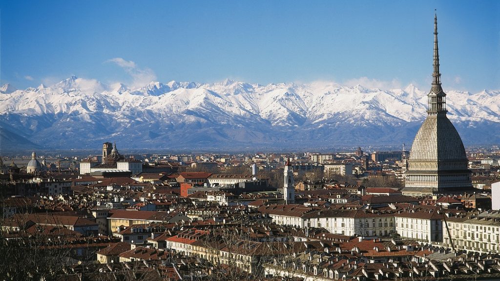 Blick auf Turin und Alpen