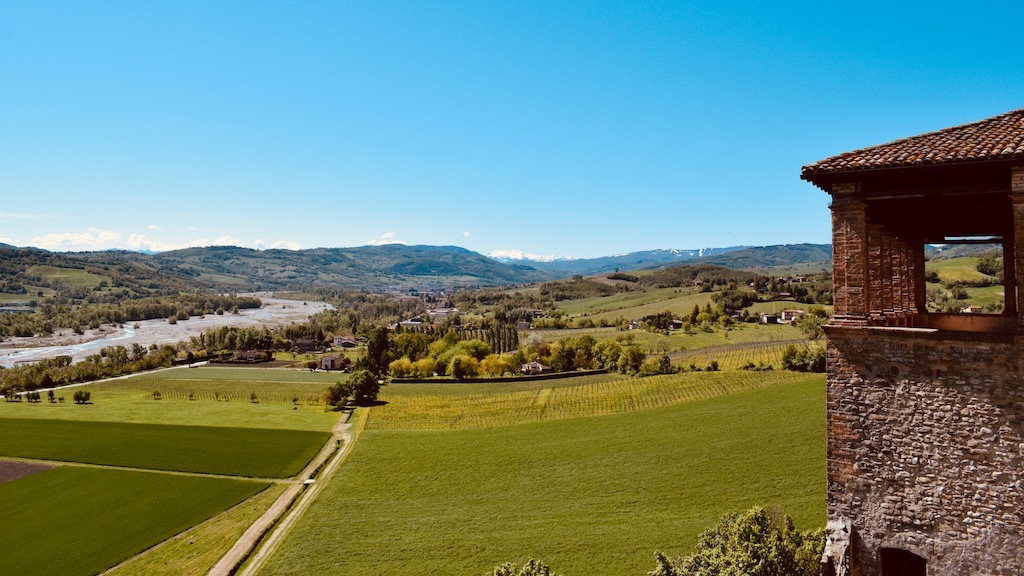 Blick zum Apennin von der Burg Torrechiara – Reise Geschichten Emilia-Romagna